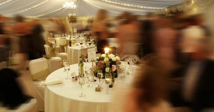 Qeni i shpëton dhe dasma nuk u kthye në tragjedi: I vetmi u sakrifikua kur kuptoi se çfarë fshihej nën atë veshje Qeni i shpëton dhe dasma nuk u kthye në tragjedi: I vetmi u sakrifikua kur kuptoi se çfarë fshihej nën atë veshje