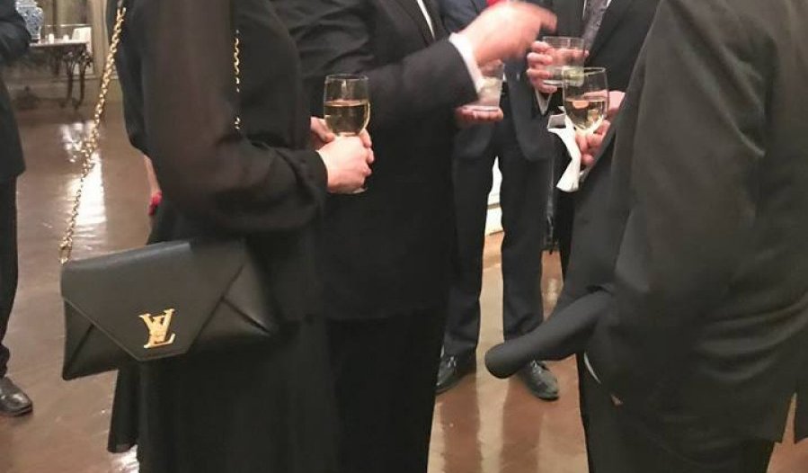 Gruaja e Kryeministrit “e zhytur” në luks: me çantë mijëra euro (Foto) Gruaja e Kryeministrit “e zhytur” në luks: me çantë mijëra euro (Foto)