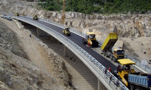 Firmoset kontrata për Rrugën e Arbrit, brenda 2018 nis puna