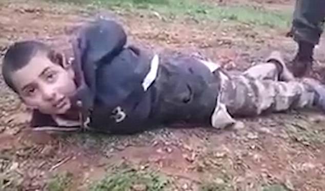 “Do më qëlloni?”?! Fati i të miturit të ISIS në duart e rebelëve (Foto) “Do më qëlloni?”?! Fati i të miturit të ISIS në duart e rebelëve (Foto)