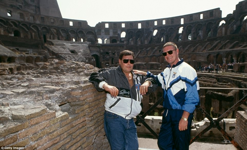 Paul Gascoigne, ish-futbollisti “i fortë dhe esëll” në varrimin e babait Paul Gascoigne, ish-futbollisti “i fortë dhe esëll” në varrimin e babait