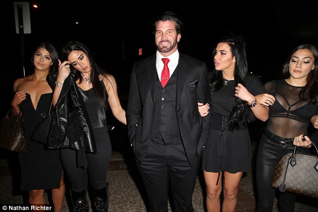 Femra të zhveshura e pije të shtrenjta, kjo është festa me buxhet 500 mijë dollarë (Foto) Femra të zhveshura e pije të shtrenjta, kjo është festa me buxhet 500 mijë dollarë (Foto)