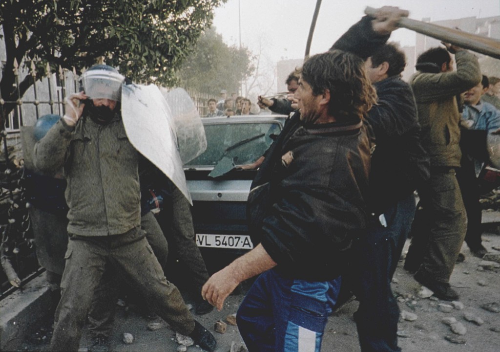 Fotot fituese të konkursit prestigjioz: Çmenduria e vitit 1997 në sytë e “Word Press Photo”