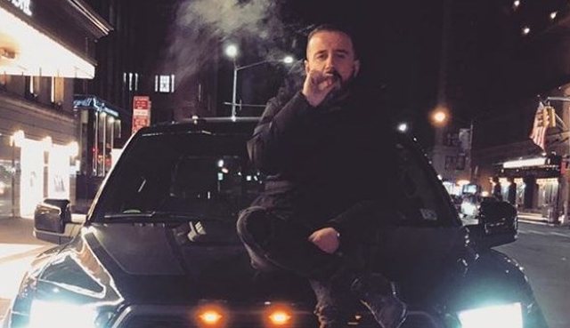 S’di çfarë të bëj me to?! Bosi shqiptar i rrethuar nga femrat ka një problem (Foto) S’di çfarë të bëj me to?! Bosi shqiptar i rrethuar nga femrat ka një problem (Foto)