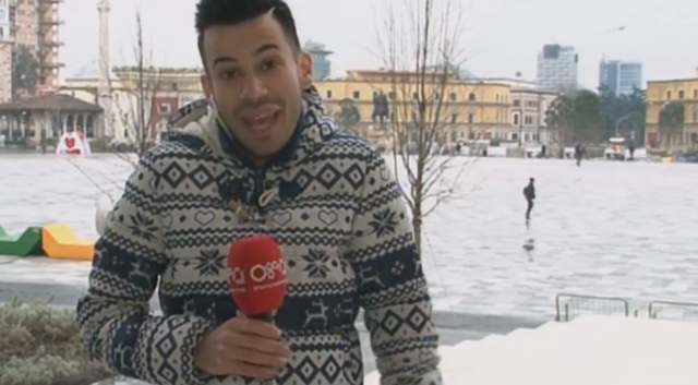 ‘O ta hënksha…’: Zogu bën për ‘ujë të ftohtë’ moderatoren e emisionit (Foto) ‘O ta hënksha…’: Zogu bën për ‘ujë të ftohtë’ moderatoren e emisionit (Foto)