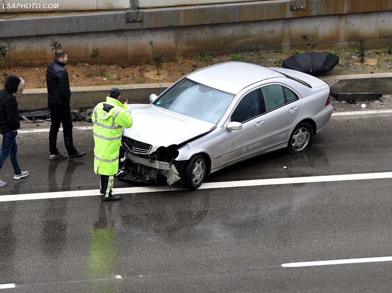 Avokati përplas makinën e policisë, largohet nga vendngjarja (Emri) Avokati përplas makinën e policisë, largohet nga vendngjarja (Emri)