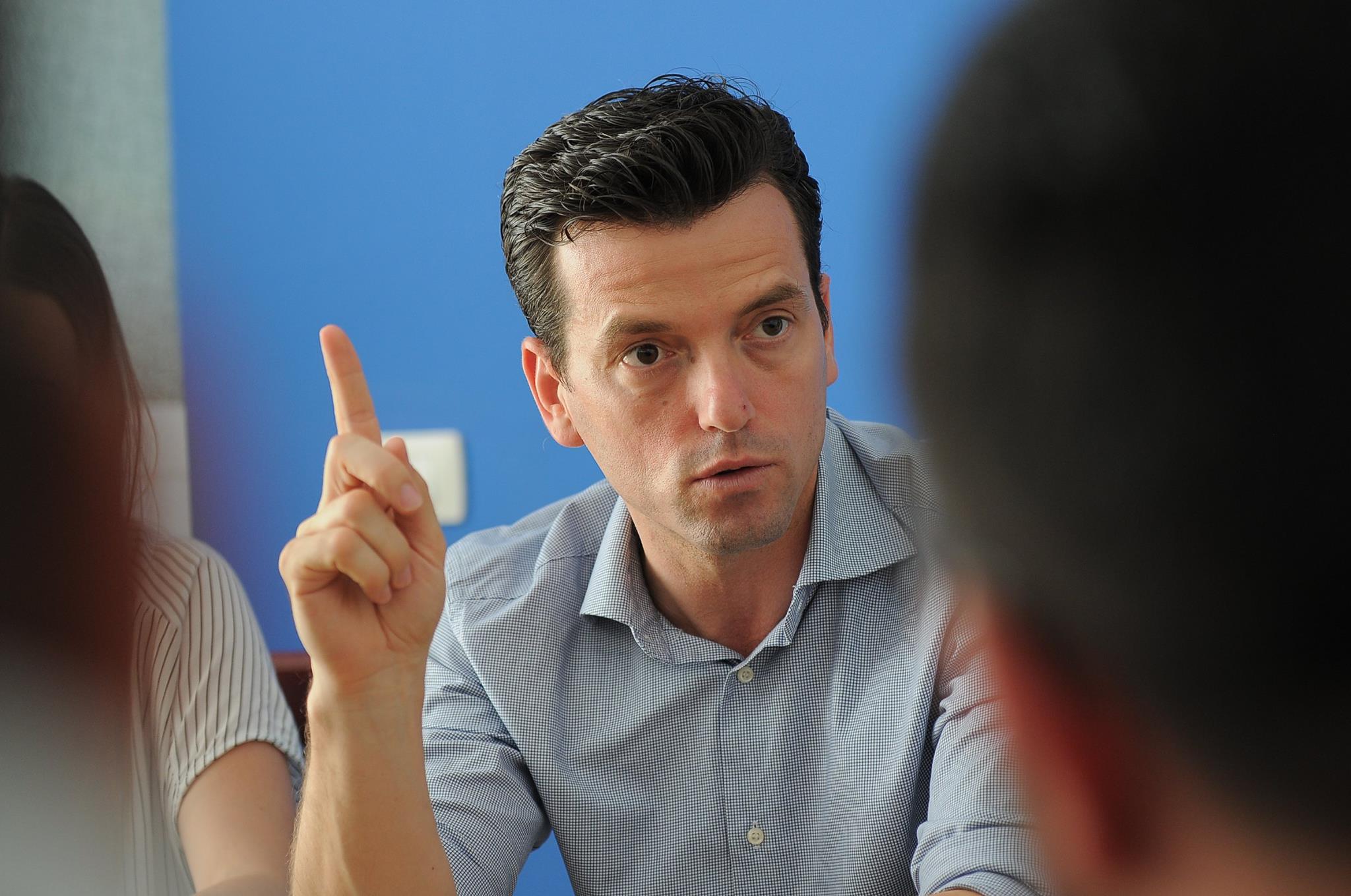 Agron Shehaj nuk përfaqëson Vlorën, deputeti nuk ka lidhje me demokratët, por me Lulzim Bashën Agron Shehaj nuk përfaqëson Vlorën, deputeti nuk ka lidhje me demokratët, por me Lulzim Bashën