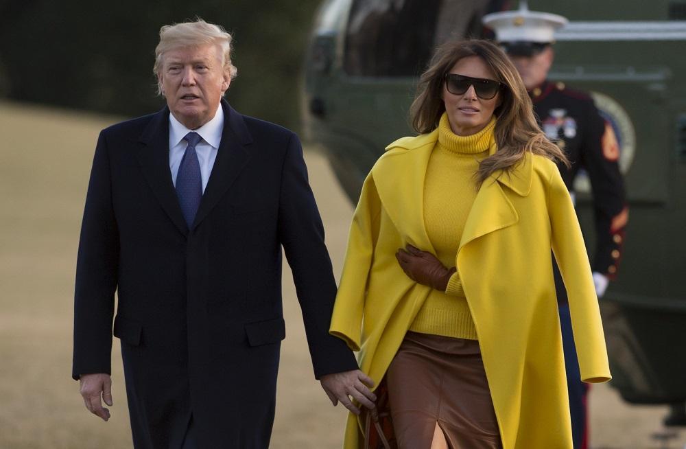 Donald kërkon dorën e Melania por nuk e gjen, refuzimi i zonjës së parë përpara fotografëve