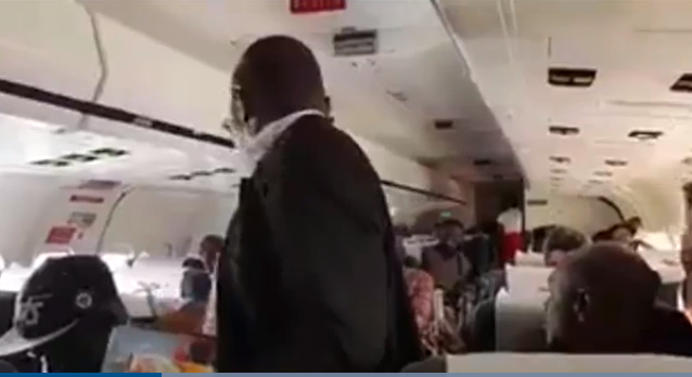 Video/ Panik në avion! Dera e emergjencës hapet gjatë fluturimit dhe….