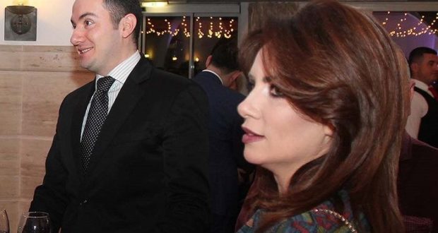 Një konsultim mes të “përvëluarish”: Grida Duma dhe Salianji qajnë hallin në kafen e Kuvendit Një konsultim mes të “përvëluarish”: Grida Duma dhe Salianji qajnë hallin në kafen e Kuvendit