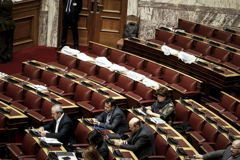 Pamje turpi në Greqi, qielli derdhet mbi parlament, kompjuterët e deputetëve mbulohen me plasmas (Foto) Pamje turpi në Greqi, qielli derdhet mbi parlament, kompjuterët e deputetëve mbulohen me plasmas (Foto)