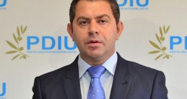 Plas sherri / “Të shkojë të pyesë gruan për çështjen çame”, Idrizi heq mikrofonin e lë studion (VIDEO) Plas sherri / “Të shkojë të pyesë gruan për çështjen çame”, Idrizi heq mikrofonin e lë studion (VIDEO)