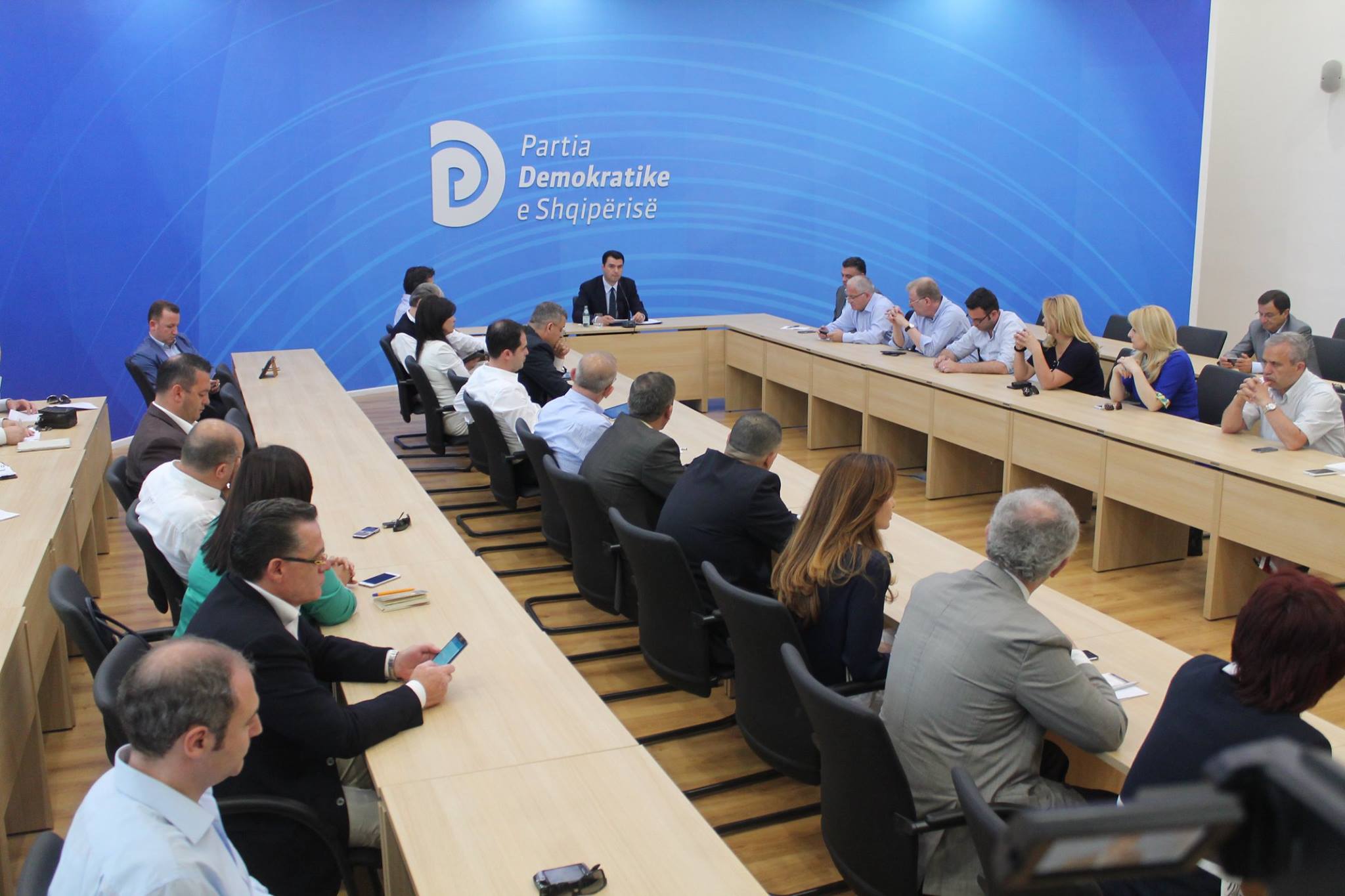 FAKTET/ Si po përdor PD-ja skemën ‘përça dhe sundo’ kundër ekipit negociator me Greqinë, duke sulmuar Meçollarin