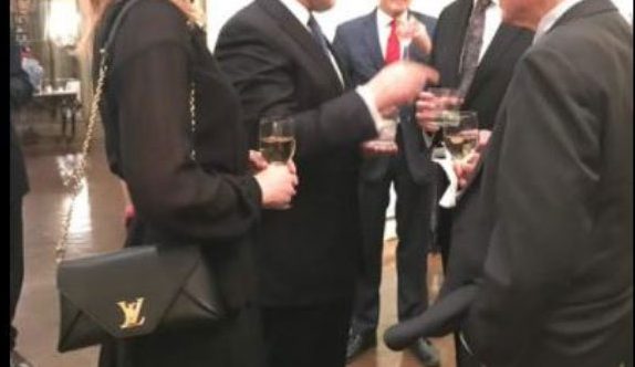 Bashkëshortja e Kryeministrit sërish në shënjestër, pas çantës luksoze, tani e ka radhën parukja mijëra euro Bashkëshortja e Kryeministrit sërish në shënjestër, pas çantës luksoze, tani e ka radhën parukja mijëra euro