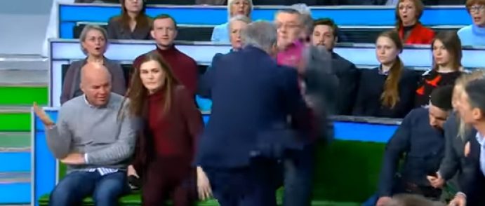 Sherri mes deputetit dhe politologut që ndodhi live në emision, përfundon në grushta dhe të ftuarit rrëzohen përtokë (Video)