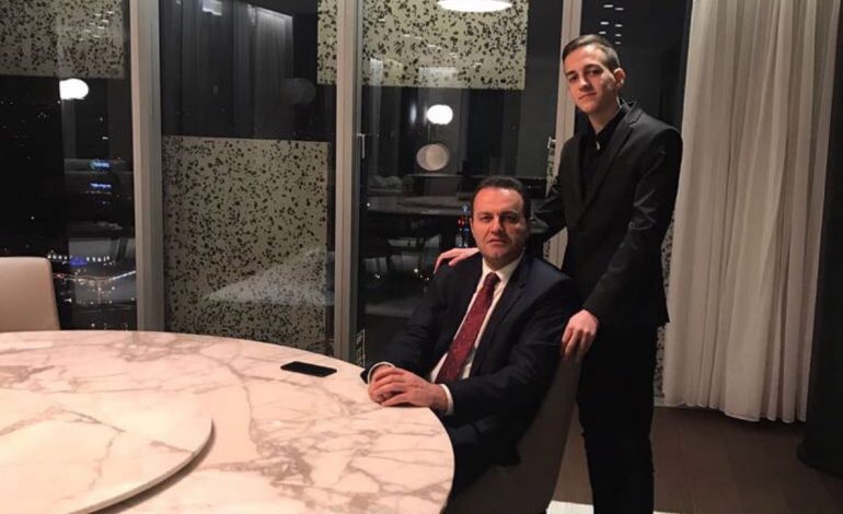 SHBA e shpall “non- grata”: Djali i Adriatik Llallës tenton të fshehë diellin me “shoshë”, zhduk pasurinë nga Instagrami SHBA e shpall “non- grata”: Djali i Adriatik Llallës tenton të fshehë diellin me “shoshë”, zhduk pasurinë nga Instagrami