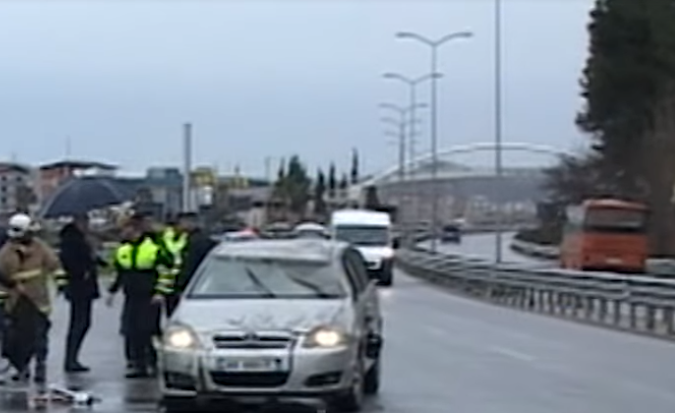 Si e mashtroi autori policinë? Ja çfarë tha e dashura: Prano fajin se të nxjerr unë nga burgu! (Video) Si e mashtroi autori policinë? Ja çfarë tha e dashura: Prano fajin se të nxjerr unë nga burgu! (Video)