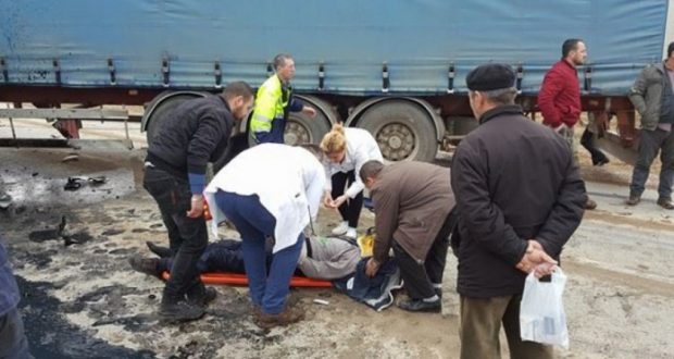 Makina del nga rruga e merr para njerëzit te stacioni i autobuzit, 2 të vdekur, një i plagosur rëndë Makina del nga rruga e merr para njerëzit te stacioni i autobuzit, 2 të vdekur, një i plagosur rëndë