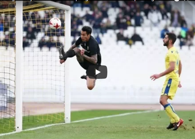 VIDEO/ E pabesueshme në Greqi, sulmuesi bëhet mbrojtës i ekipit kundërshtarë: Largon topin që po shkonte drejt portës së boshatisur