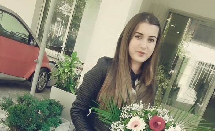 Dashuro, mos vrit, vajzat rebele protestë ndryshe, mbushin muret e Tiranës me grafite Dashuro, mos vrit, vajzat rebele protestë ndryshe, mbushin muret e Tiranës me grafite