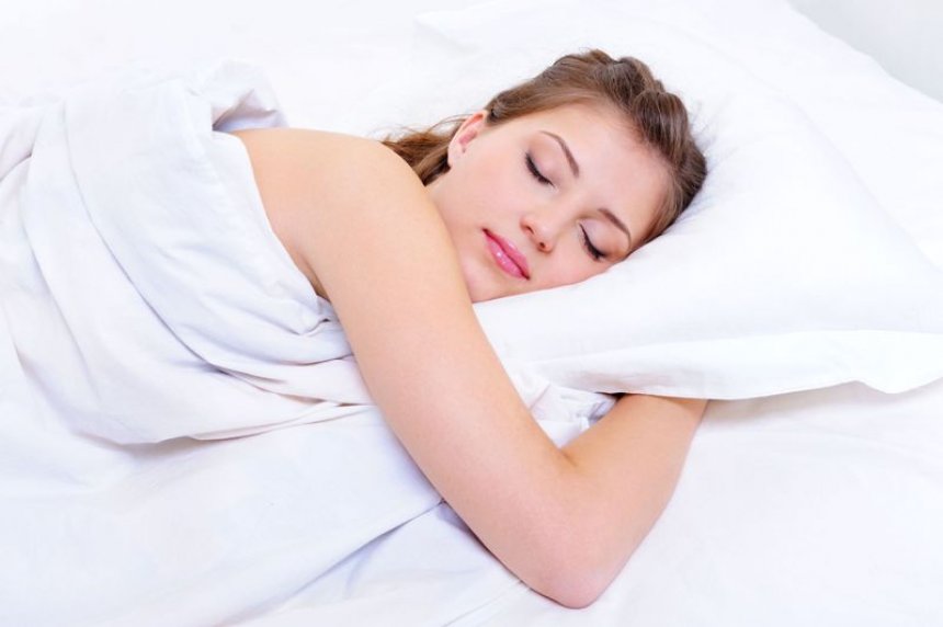 4 arsye përse duhet të flini zhveshur