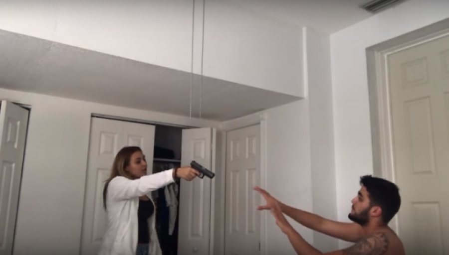 “Kapi” të dashurin dhe të motrën në shtrat Ja si për një “v” mund të hashë edhe një “p”! (Video) “Kapi” të dashurin dhe të motrën në shtrat Ja si për një “v” mund të hashë edhe një “p”! (Video)