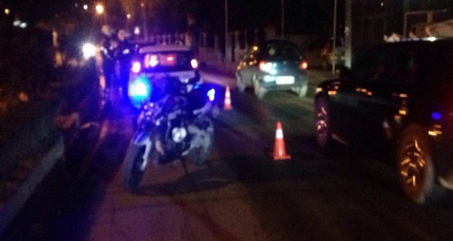 Aksidentohet psikologja e emisionit me “Me zemër të hapur”, e përplas shoferja 18-vjeçare (Video) Aksidentohet psikologja e emisionit me “Me zemër të hapur”, e përplas shoferja 18-vjeçare (Video)