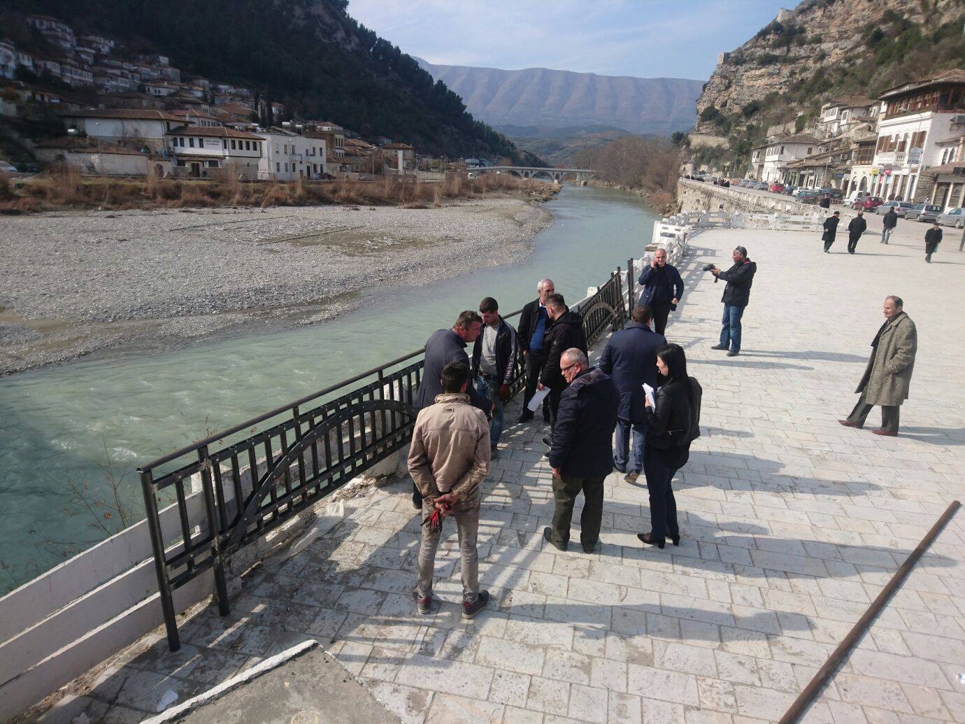 Aksident i rëndë, makina çan kangjellat e rrugës, bie në lumin Osum (Video)