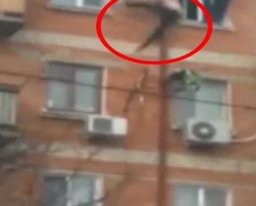 Bën çmendurinë për t’i shpëtuar policisë, i riu vdes pasi rrëzohet nga kati i pestë (Video)