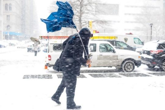 Emergjencat tregojnë rrugët e bllokuara në të gjithë vendin pas stuhive me shi e dëborë