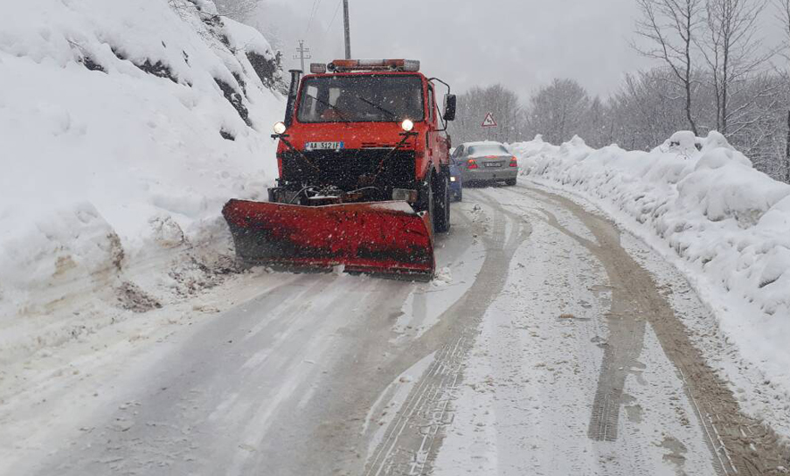 Reshjet e borës ‘blindojnë’ vendin, ARRSH: Ja zonat e bllokuara, situata e akseve kombëtare Reshjet e borës ‘blindojnë’ vendin, ARRSH: Ja zonat e bllokuara, situata e akseve kombëtare