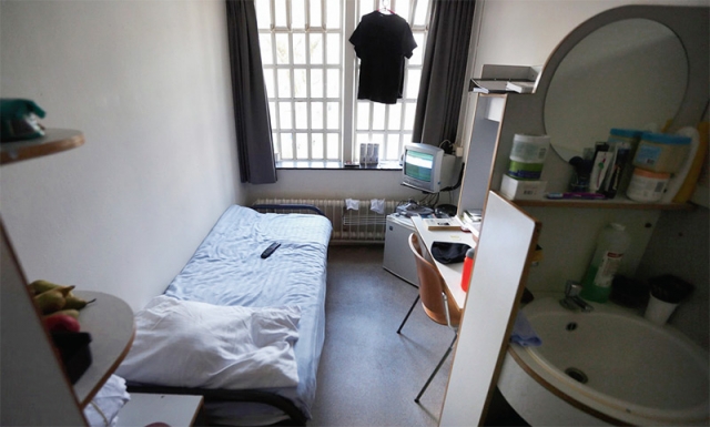 “Nona” e dollarit proteston për magazinierin e barit!