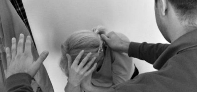 Burri më rrihte me rripin e pantallonave: Historia e dhimbshme e nënës që i vdiqën binjakët (Video)