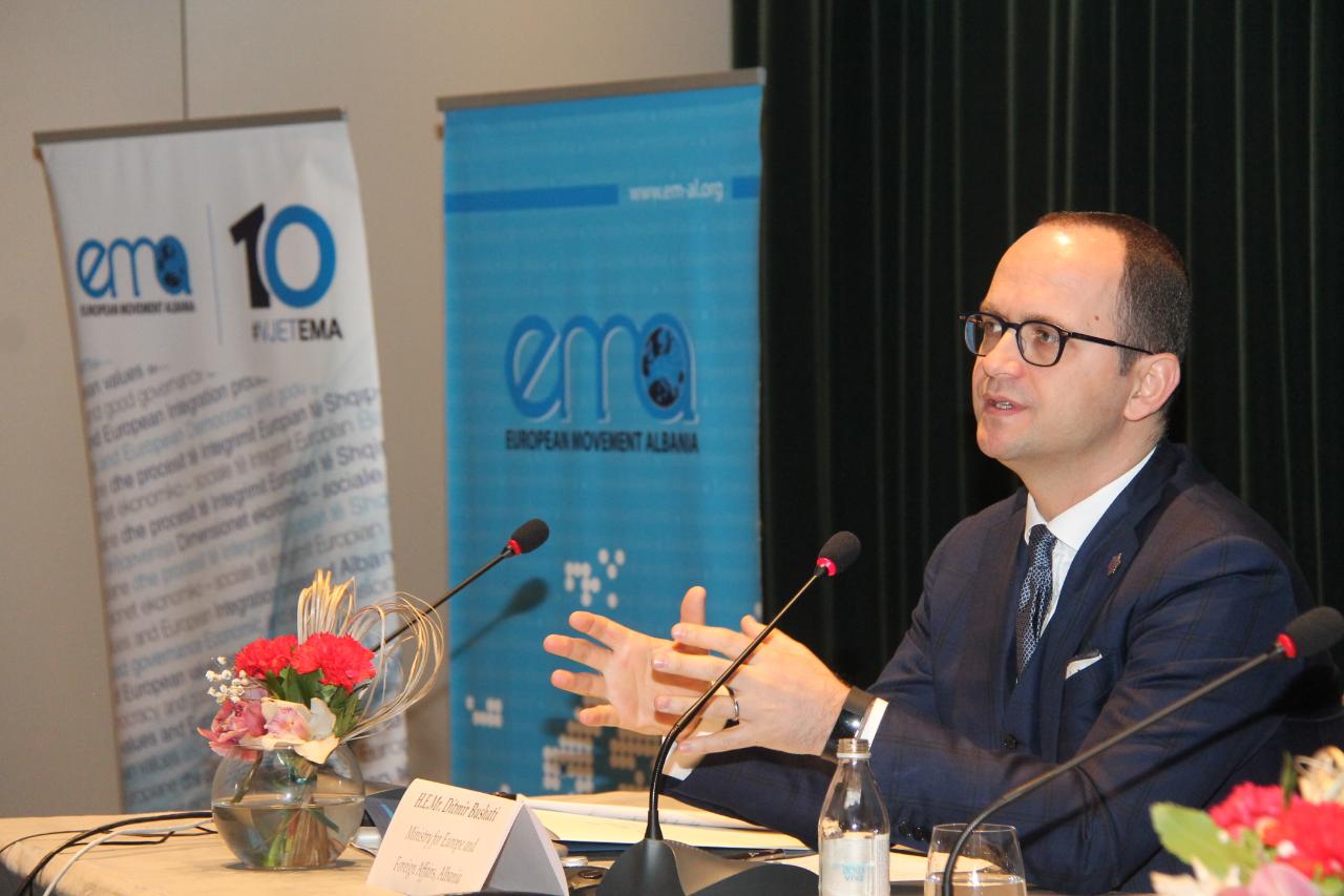 Deti/ Bushati ironik me Metën: Kushtet? Fantazi për piano e orkestër! Deti/ Bushati ironik me Metën: Kushtet? Fantazi për piano e orkestër!