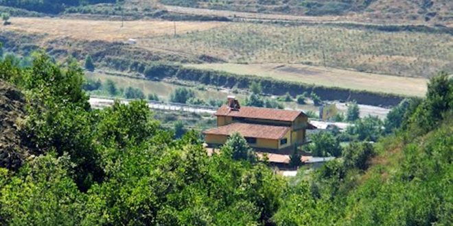 Njihuni me fshatin në Elbasan ku djemtë vdesin beqarë, s’kanë para “për të blerë” nuse Njihuni me fshatin në Elbasan ku djemtë vdesin beqarë, s’kanë para “për të blerë” nuse