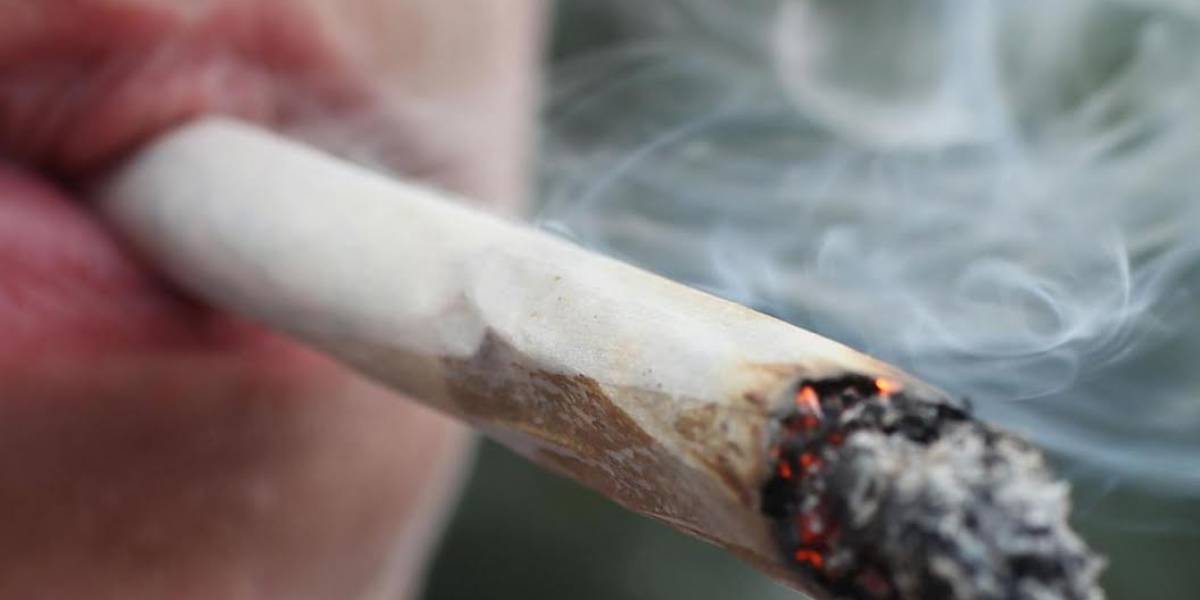 Babai shet cigare në rrugë, megjithëse djalin e ka n/Kryetar Kuvendit (Foto) Babai shet cigare në rrugë, megjithëse djalin e ka n/Kryetar Kuvendit (Foto)