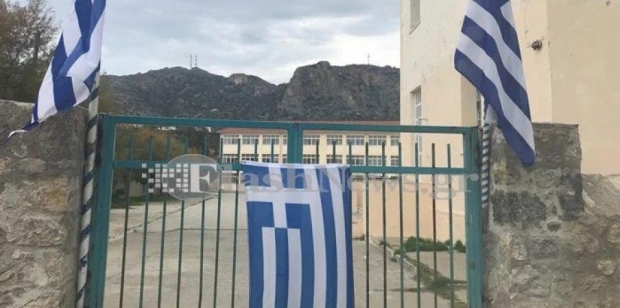 Ja si e bllokojnë shkollën e gjuhës shqipe në Greqi bandat e “Agimit të Artë”! (Foto) Ja si e bllokojnë shkollën e gjuhës shqipe në Greqi bandat e “Agimit të Artë”! (Foto)