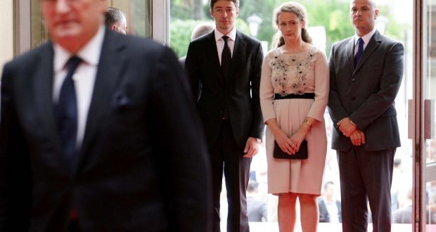 Arta Marku, hetim Sali e Shkëlzen Berishës, Argita e Jamarbër Malltezit. Rrëmbyen mijëra hektarë tokë në Porto Romano, Jalë, Orikum dhe Tiranë Arta Marku, hetim Sali e Shkëlzen Berishës, Argita e Jamarbër Malltezit. Rrëmbyen mijëra hektarë tokë në Porto Romano, Jalë, Orikum dhe Tiranë