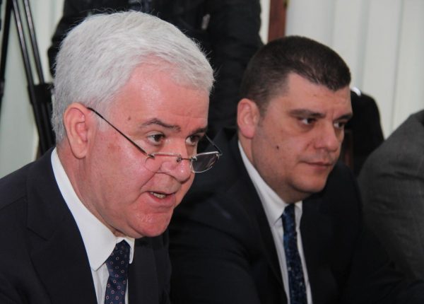 Xhafaj u shpreh i gatshëm të hetohej, por maxhoranca hedh poshtë 3 propozimet e PD për Vettingun Xhafaj u shpreh i gatshëm të hetohej, por maxhoranca hedh poshtë 3 propozimet e PD për Vettingun