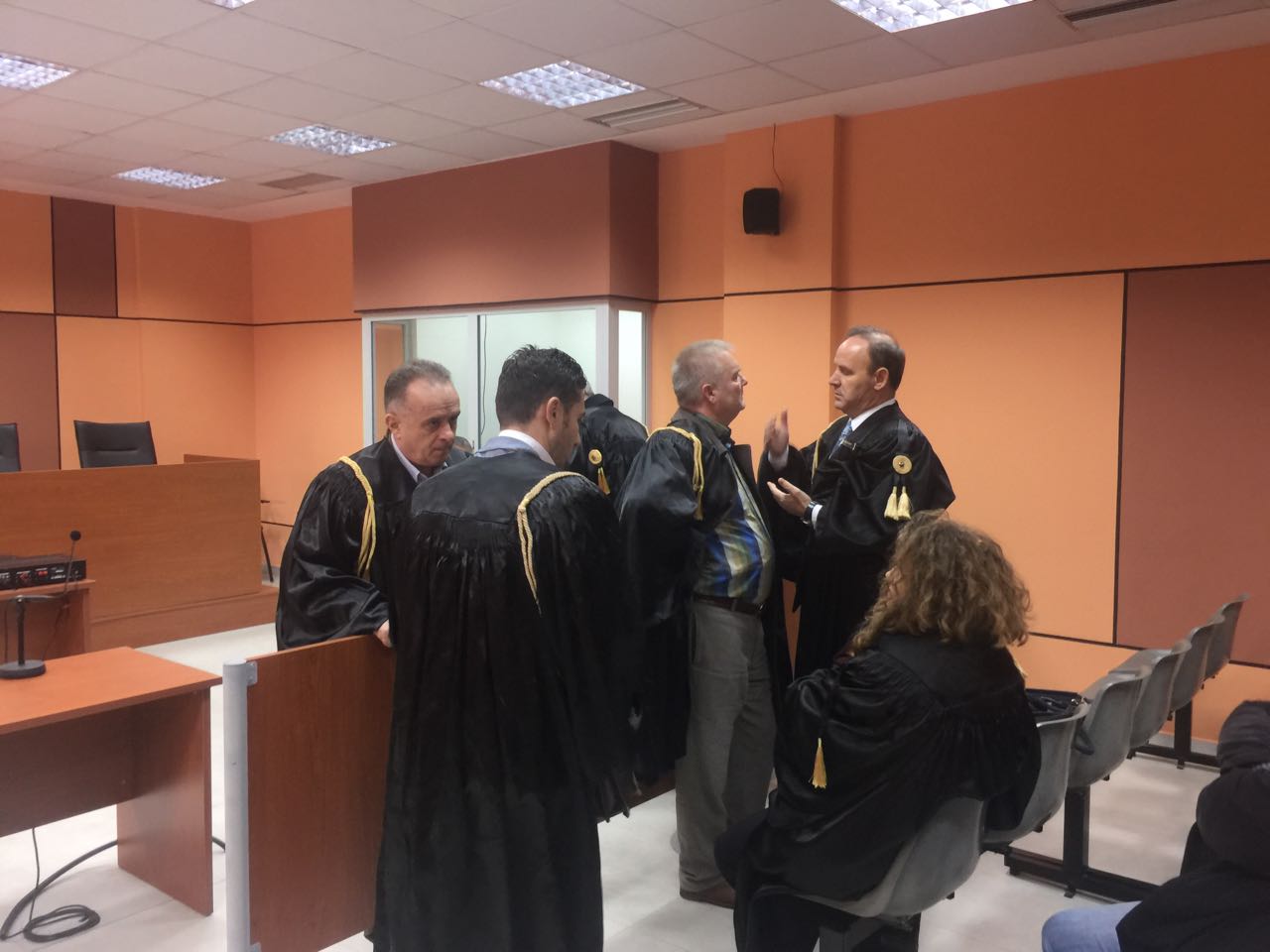 Haxhinasto në sallë e seancës gjyqësore për Xhikën dhe Tomën, për tu siguruar të mos nxjerrin emrin e Metës! Haxhinasto në sallë e seancës gjyqësore për Xhikën dhe Tomën, për tu siguruar të mos nxjerrin emrin e Metës!