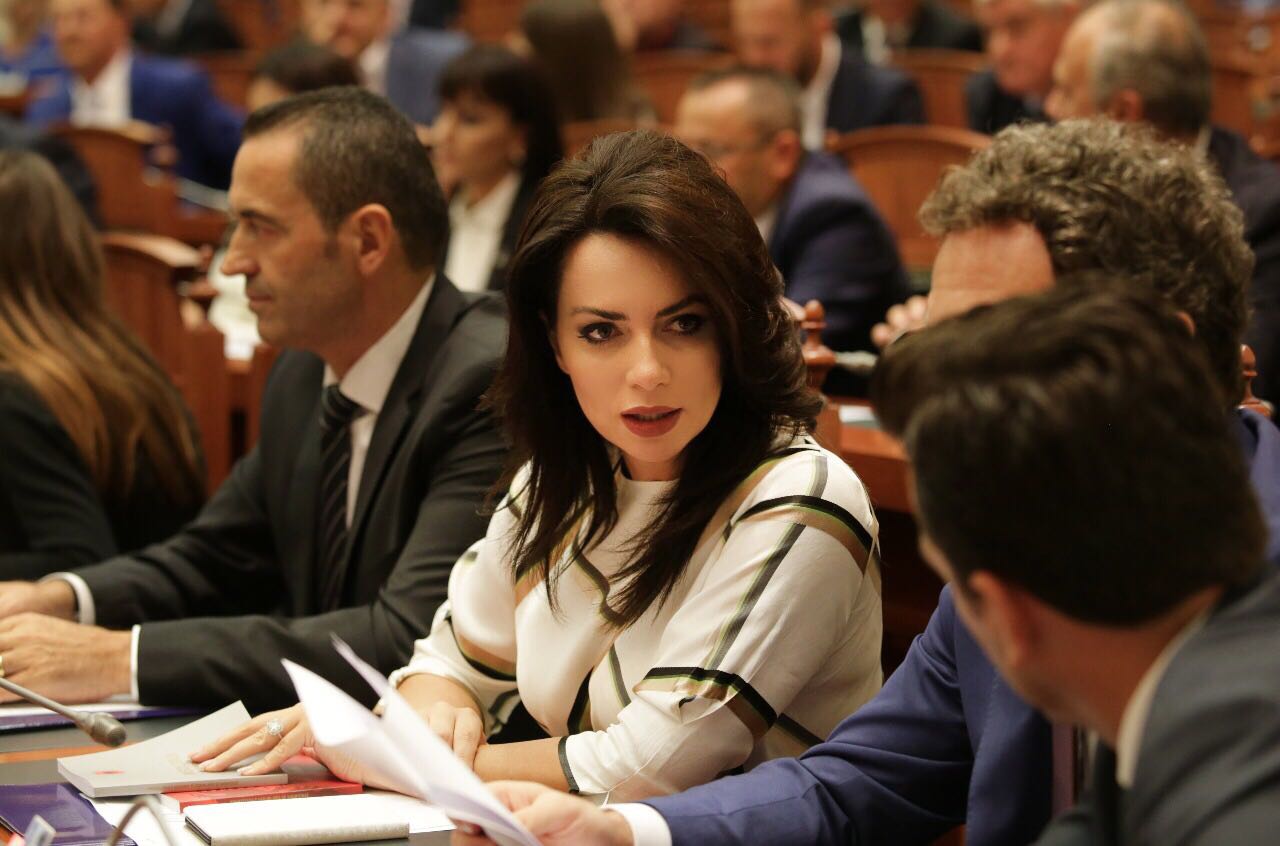 Kunati i shqetësuar për ditën e parë në Kuvend të Salianusit dhe Grigjës Kunati i shqetësuar për ditën e parë në Kuvend të Salianusit dhe Grigjës