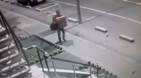 Video/ Kapet hajduti i marketeve, pronari kërkon ndihmë për demaskimin e tij përmes kamerave Video/ Kapet hajduti i marketeve, pronari kërkon ndihmë për demaskimin e tij përmes kamerave