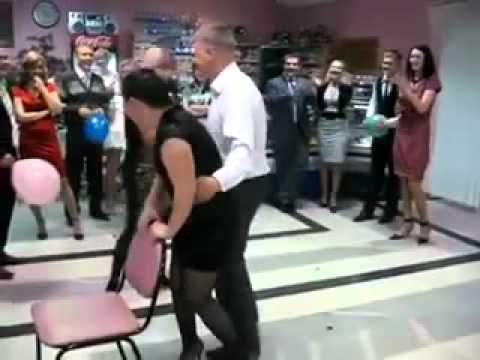 Shikoni ku i’au fusin duar grave! Skandali më i madh i vitit 2018: A do jet kjo valle hit në dasmat tona?   (Video)