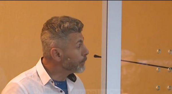 Histori “drejtësie”: Vajza 20 vite më e re, burgos të dashurin për “përndjekje”, nga xhelozia dhe dashuria! Histori “drejtësie”: Vajza 20 vite më e re, burgos të dashurin për “përndjekje”, nga xhelozia dhe dashuria!