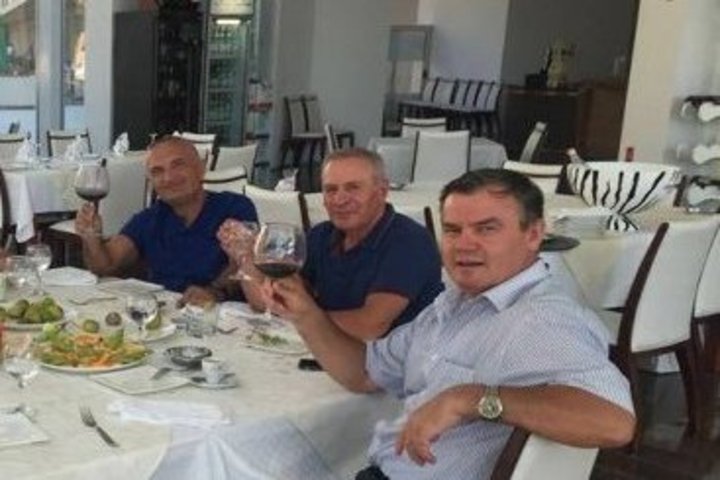 Ndërkombëtarët hanë peshq nëpër restorante, Nikoll Lesi ha peshq me Metën dhe mbron vjedhjet e LSI-së