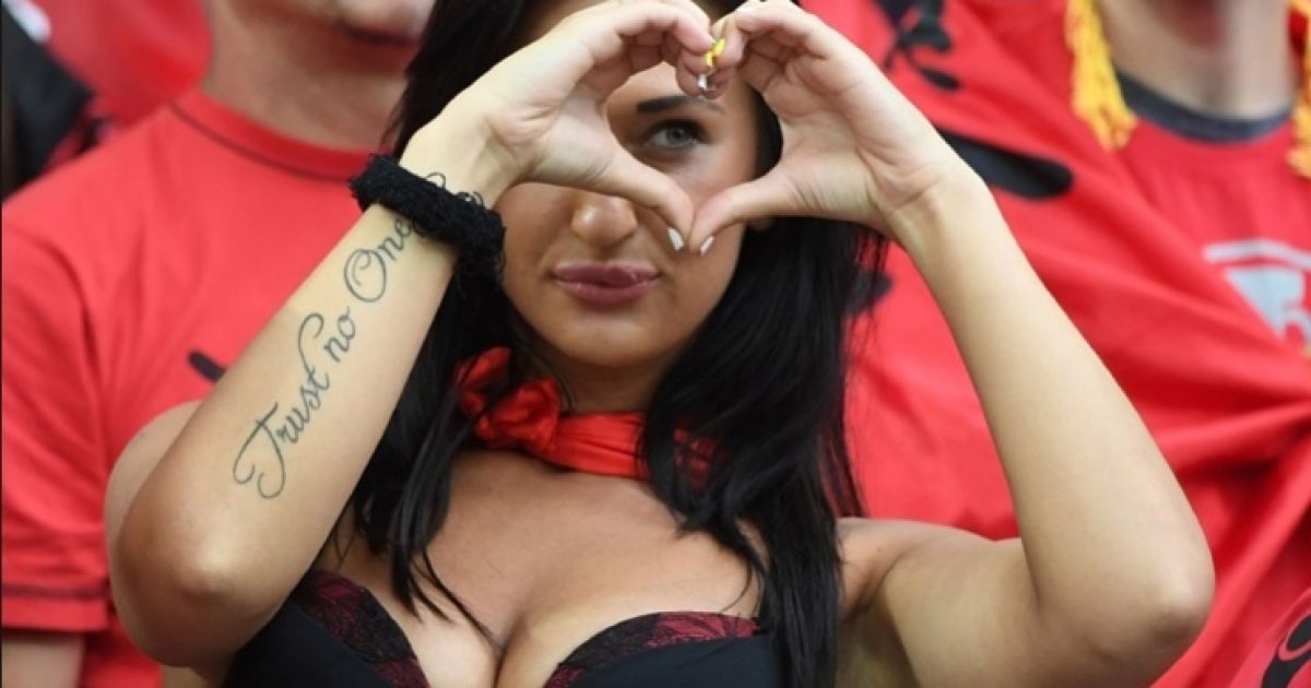 Tifozja seksi zbulon flirtimin e futbollistit të kombëtares, por… (Foto)