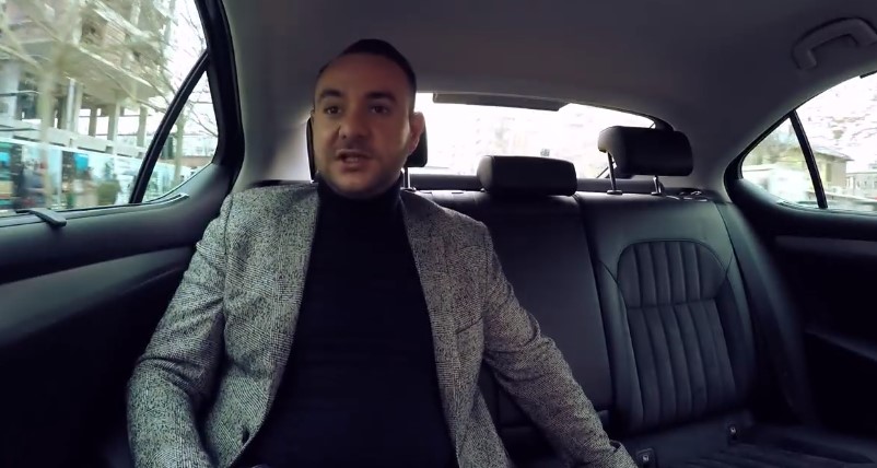 Deputeti me karrigen e blerë nga babai, Fahriu i vogël i “rritur” në perëndim sulmon Vlahutinin Deputeti me karrigen e blerë nga babai, Fahriu i vogël i “rritur” në perëndim sulmon Vlahutinin