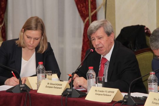 E ke zërin e bukur, por unë s’po të dëgjoj! Kukan ironizon deputetin karagjoz të PD-së E ke zërin e bukur, por unë s’po të dëgjoj! Kukan ironizon deputetin karagjoz të PD-së