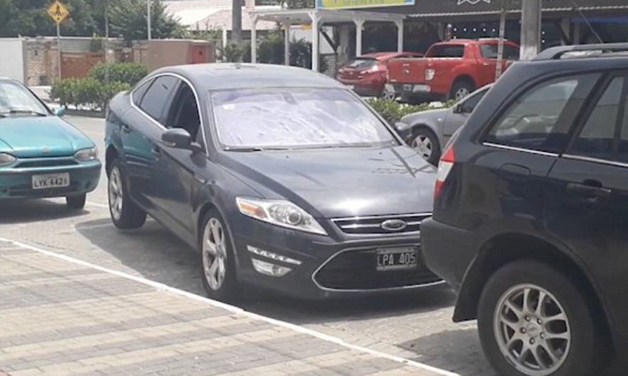 E bllokuar në parkim, e pabesueshme se si shoferja e nxjerr (Video) E bllokuar në parkim, e pabesueshme se si shoferja e nxjerr (Video)