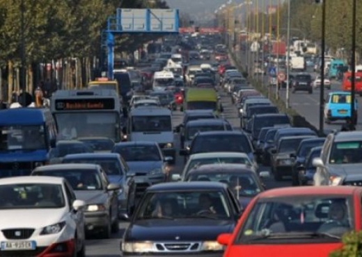 Video/ Vajza donte të zbriste nga makina, por shikoni çfarë i bën djali në Shkodër